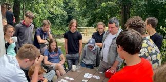 Which card should play? by Victor Mollo