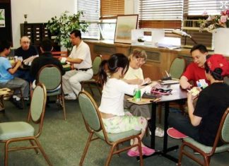 Seattle-area volunteers teach bridge, and it’s suiting all generations brilliantly By Christy Karras